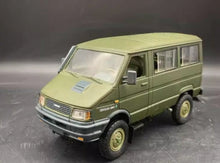 Görseli Galeri görüntüleyiciye yükleyin, 1:24 ölçekli yeşil kamuflaj off-road van modeli, ızgara ile ön sol açı