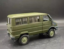 Görseli Galeri görüntüleyiciye yükleyin, 1:24 ölçekli yeşil kamuflaj off-road van modeli, yedek tekerlek ile yan görünüm