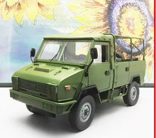 Görseli Galeri görüntüleyiciye yükleyin, 1:24 ölçekli yeşil kamuflaj off-road van modeli, üç çeyrek ön görünüm