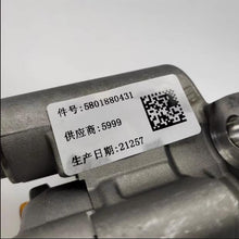 Załaduj obraz do przeglądarki galerii, Hydraulic steering booster pump label with QR code and part number on gray housing