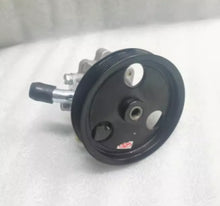 Carica l'immagine nel visualizzatore di Gallery, Steering power pump with black pulley and mounting bracket, side view
