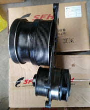 Carica l'immagine nel visualizzatore di Gallery, Water pump pulley-style assembly with ribbed metal housing and bracket
