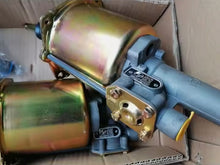 Charger l'image dans la galerie, Clutch booster actuator with gold-toned cylinder and blue valve body in shipping box