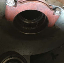 Cargar imagen en el visor de la Galería, Rear axle housing end with circular bearing opening and mounting bolts