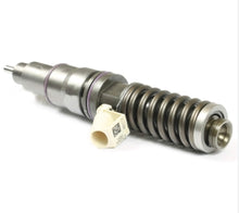 Carica l'immagine nel visualizzatore di Gallery, Diesel fuel injector with metal body, coil spring, and beige electrical connector
