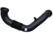 Carica l'immagine nel visualizzatore di Gallery, Curved black intake hose with ribbed middle and small side clip