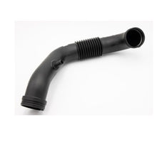 Carica l'immagine nel visualizzatore di Gallery, Black L-shaped intake hose with ribbed section and round air filter end