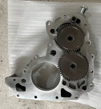 Charger l'image dans la galerie, Vacuum pump body with two gears and circular ports, metallic gray