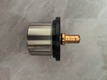 Carica l'immagine nel visualizzatore di Gallery, Thermostat valve with black mounting flange and brass pin, metal body