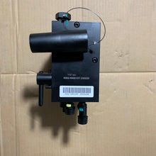 Carica l'immagine nel visualizzatore di Gallery, Black cab lift pump module with handle and two hose fittings