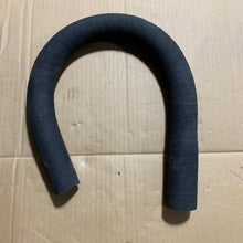 Carica l'immagine nel visualizzatore di Gallery, Curved black rubber hose with thick walls and smooth reinforced bends