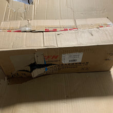 Załaduj obraz do przeglądarki galerii, Thermostat housing shipping box with label and part number 5801295648