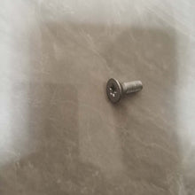 Carica l'immagine nel visualizzatore di Gallery, 1th shaft bearing plate screw 8873208 for daily 2840.6 gearbox – product image 2 | SUONAMA