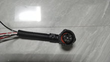 Charger l'image dans la galerie, Black 6-wire tail light plug with ribbed 14cm cable and round connector, side view.