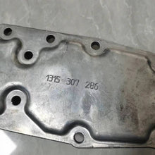 Carregar imagem no visualizador da galeria, Silver gearbox cover with stamped code 1315 307 286 and mounting holes