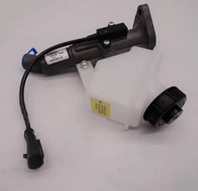 Załaduj obraz do przeglądarki galerii, Clutch master cylinder with white fluid reservoir, black cap and electrical plug hose