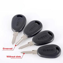 Carregar imagem no visualizador da galeria, Set of IVECO logo key blanks, some grooved, some without slots