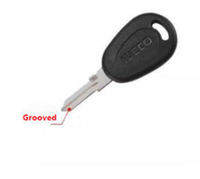 Carregar imagem no visualizador da galeria, IVECO logo key blank with grooved blade, oval black casing