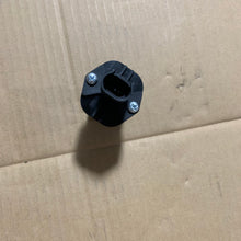 Carica l'immagine nel visualizzatore di Gallery, Push-button stop switch with black cap and two metal screw points