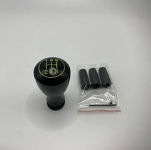 Cargar imagen en el visor de la Galería, 5-speed black shift knob with numbered gears, plus installation hardware in bag