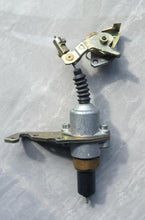 Carregar imagem no visualizador da galeria, Vehicle electronic solenoid actuator with lever, metal body, and black rubber boot