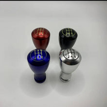 Cargar imagen en el visor de la Galería, Set of 5-speed shift knobs in red, black, blue, and silver with gear numbers