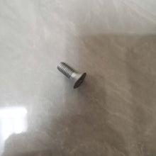 Carica l'immagine nel visualizzatore di Gallery, 1th shaft bearing plate screw 8873208 for daily 2840.6 gearbox – product image 1 | SUONAMA