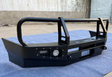 Görseli Galeri görüntüleyiciye yükleyin, Vinç montajı ve hafif bölmeler ile mat siyah off-road ön tampon
