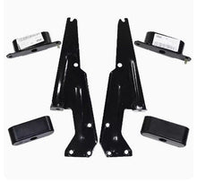 Görseli Galeri görüntüleyiciye yükleyin, Montaj pedleri ve delikleri ile siyah metal radyatör braketleri seti