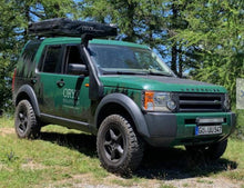 Görseli Galeri görüntüleyiciye yükleyin, Yeşil Land Rover Discovery off-road SUV ön çamurluk üzerine siyah şnorkel monte edildi