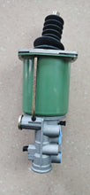 تحميل الصورة في عارض المعرض، Truck clutch booster servo with green canister, black bellows, and two metal rods