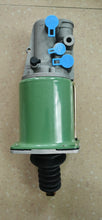 تحميل الصورة في عارض المعرض، Truck clutch booster servo with green canister, blue vacuum ports, and black hose