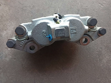 Carica l'immagine nel visualizzatore di Gallery, front brake caliper assembly 98420721 98438402 98420720 98438401 for iveco daily 4x4 - suonama