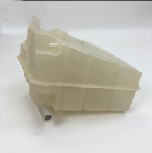 Charger l'image dans la galerie, Plastic expansion tank assembly with side outlet opening and screw cap ports