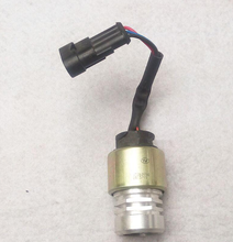 Carregar imagem no visualizador da galeria, Speed sensor with black connector and wire harness, yellow-bronze body and metal threaded tip