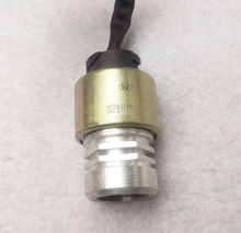 Carregar imagem no visualizador da galeria, Speed sensor with black lead and yellow-bronze housing, exposed metal threads at tip
