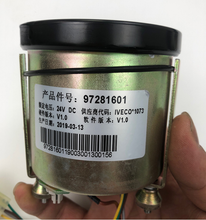 Charger l'image dans la galerie, Engine tachometer unit label 97281601 on metallic housing with green top connector
