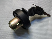 Cargar imagen en el visor de la Galería, Fuel tank cap with metal threaded core, black body, and two keys