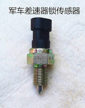 Carregar imagem no visualizador da galeria, Differential sensor with black connector, hex nut ring, and threaded tip