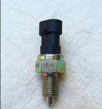 Carregar imagem no visualizador da galeria, Differential sensor with black electrical connector and threaded metal body