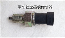 Carregar imagem no visualizador da galeria, Differential sensor side view with threaded metal tip and black connector