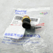Carregar imagem no visualizador da galeria, Reversing lamp switch with yellow cap and black 3-pin connector, close-up