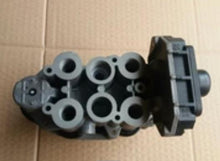Charger l'image dans la galerie, Truck multi-port valve body with metal ports and electrical connector on side