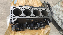 Carregar imagem no visualizador da galeria, Engine cylinder block on packaging with four cylinder bores and rocker-side parts