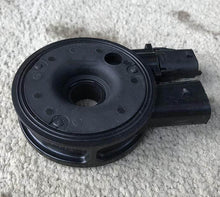Cargar imagen en el visor de la Galería, Black fuel heater filter assembly, round cap with connector tabs