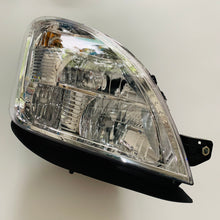 Cargar imagen en el visor de la Galería, Front headlight with clear lens and chrome reflector, visible amber bulb housing