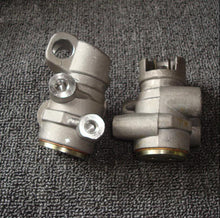 Załaduj obraz do przeglądarki galerii, Brake load sensing valve with metal body, ports, and mounting hardware