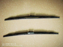 Załaduj obraz do przeglądarki galerii, Black truck wiper blades, two-piece set with rubber edge, close-up side view