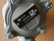 Cargar imagen en el visor de la Galería, Hydraulic power steering pump close-up of black label plate on gray housing