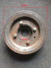 Charger l'image dans la galerie, Round metal crankshaft pulley with three bolts and central opening